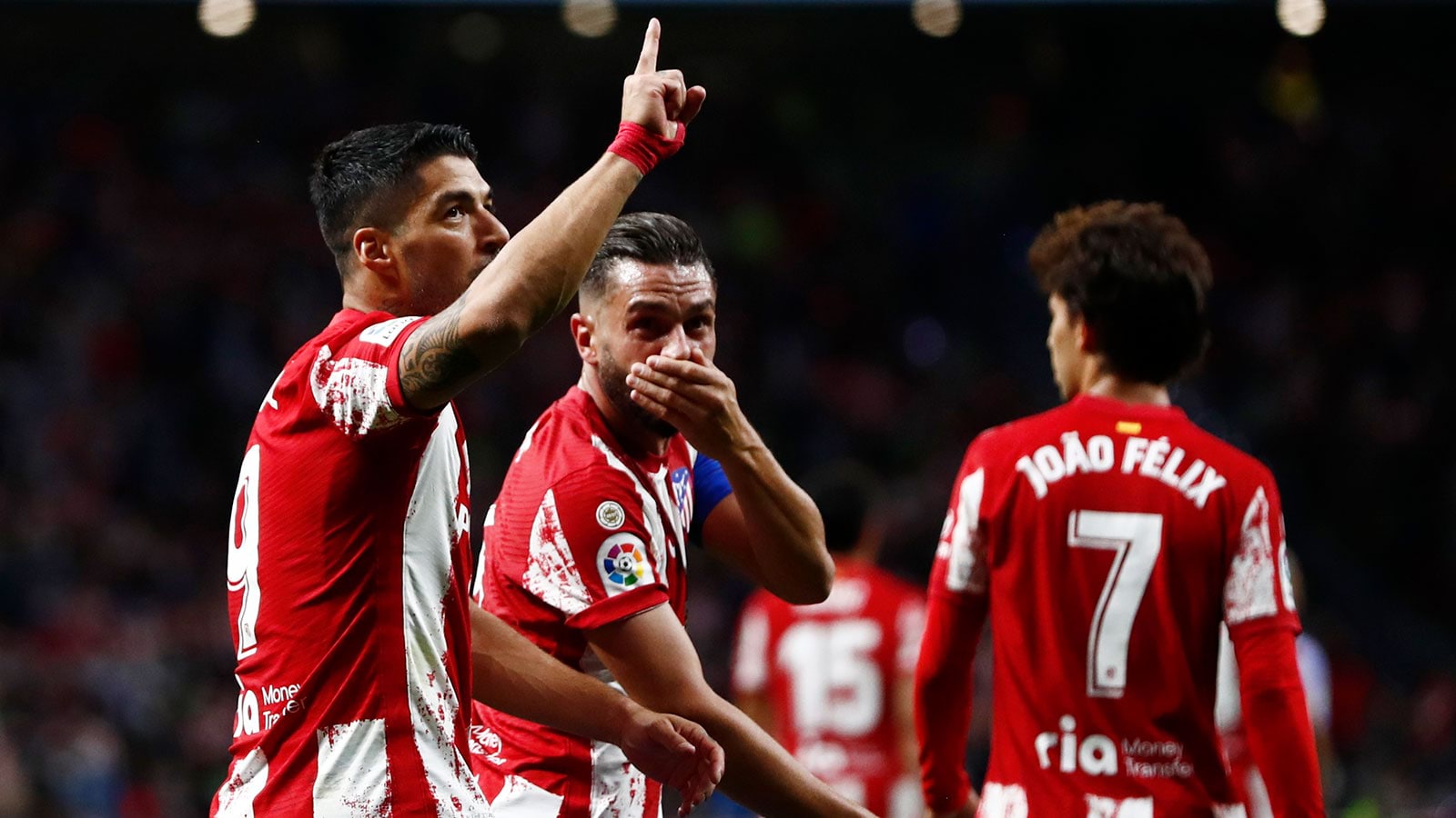 أتلتيكو مدريد يسقط برشلونة بثنائية ويلاحق الريال على صدارة الدوري الإسباني(فيديو)